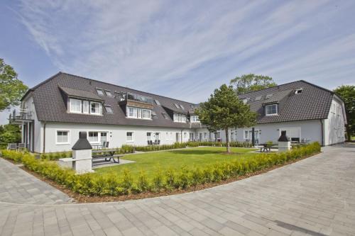 Gross Zicker Apartment | Family-Friendly Haus Inselwind FeWo 09 with Scenic Terrace