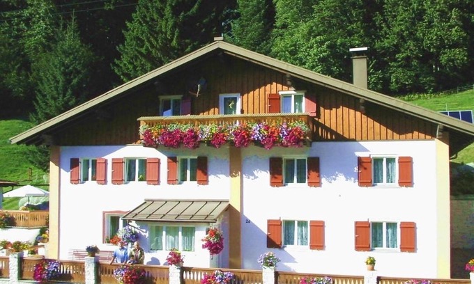 Langen Bed & Breakfast | Haus Jochum: Family-Friendly Stay with Breakfast Included