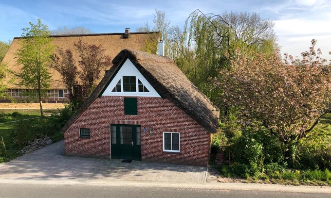 Balje House | Family-Friendly Haus Käthe am Deich with Pets Welcome
