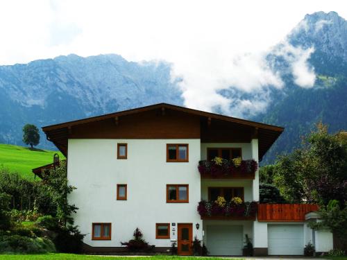 Durchholzen Apartment | Welcoming Haus Kurz Matthäus: Top-Rated Family & Pet Stay