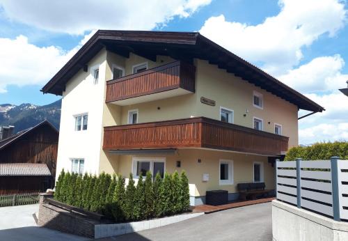 Ehrwald Apartment | Discover Haus Linn: Family-Friendly Stay with Breakfast