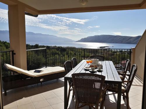 Lopar Apartment | Oceanfront Haven: Haus Mit Meerblick with Hot Tub & Fireplace