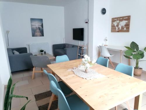 Niederzwehren House | Beautiful Haus Morgentau with Garden in Central Location