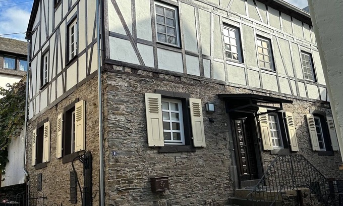 Neef House | Experience Haus Moselflair: Renovated Charm & Infrared Sauna