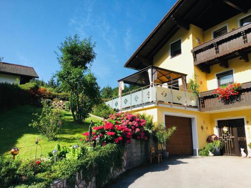 Spital am Pyhrn Apartment | Haus Nardin: Guest Rated 10/10 with Fireplace & Hot Tub