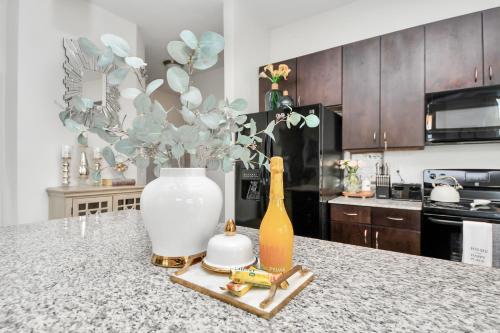 Braeswood Place Apartment | Convenient Getaway: Haus of Blues Near NRG & Downtown