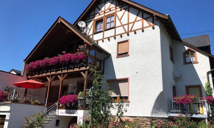 Ediger Apartment | Haus Osterlämmchen: Family-Friendly Retreat with Kitchen & Pets