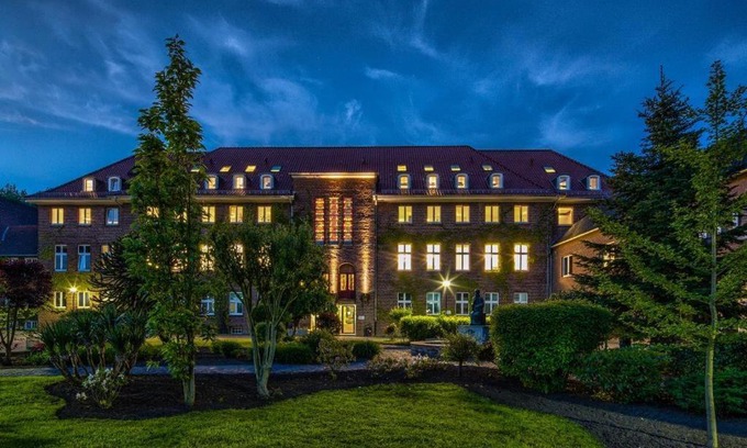 Juelich Hotel | Pet-Friendly Haus Overbach: Family Comfort and Dining