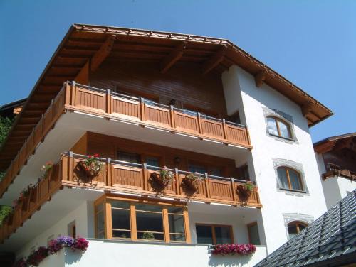 Kappl House | Discover Haus Paznaun: Family-Friendly Retreat with Pool