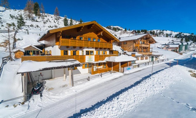 Obertauern Apartment | Family-Friendly Retreat at Haus Petergstamm with Hot Tub