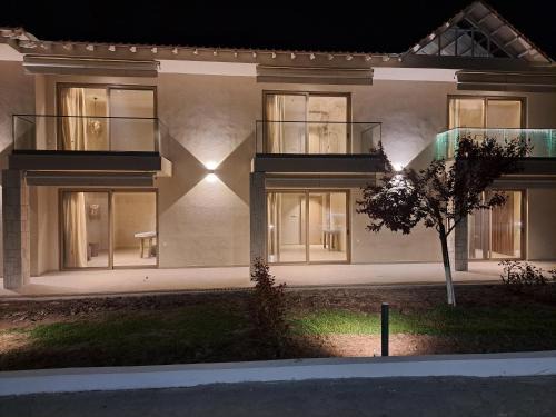 Vourvourou Apartment | Seaside Retreat at Haus Platanos Apartments & Bungalows