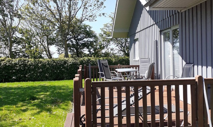 Ostersiel House | Cozy SÜNNECK Holiday Cottage with Oceanfront Views