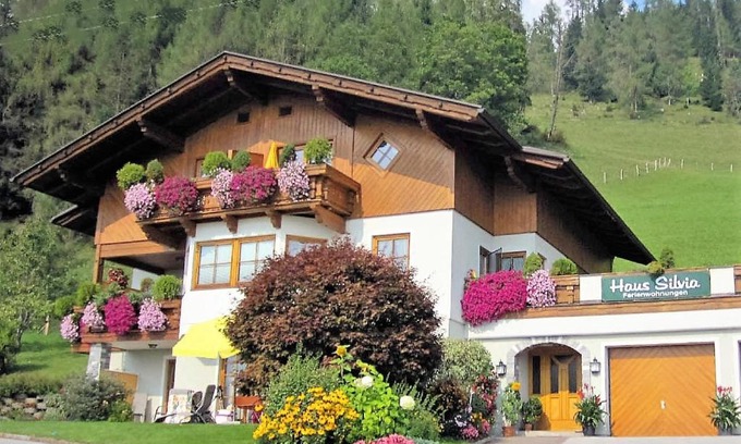 Werfenweng Apartment | Discover Haus Silvia: Family-Friendly with Kitchen & Breakfast