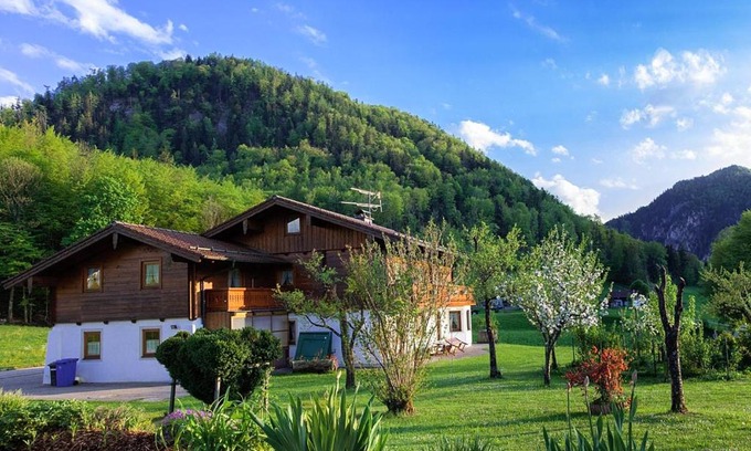 Marktschellenberg House | Budget-Friendly Haus Steinlehen Fuchs with Hot Tub Access