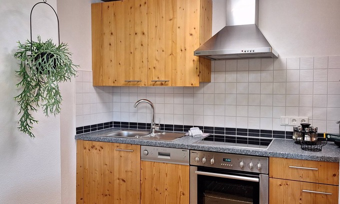 Soell House | Cozy Haus Sunrise: 12-Person Retreat with Sauna & Ocean View