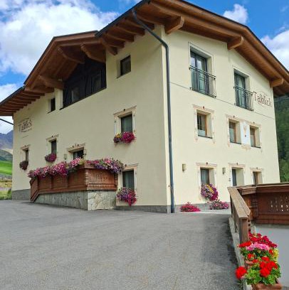Curon Venosta House | Haus Talblick: Family-Friendly Stay with Breakfast Included