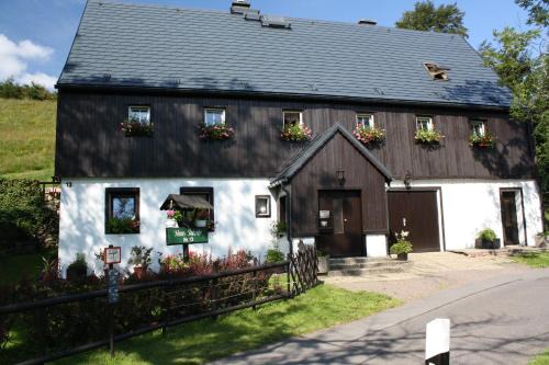 Waldbarenburg Apartment | Discover Haus Talruhe: Oceanfront Retreat with Breakfast