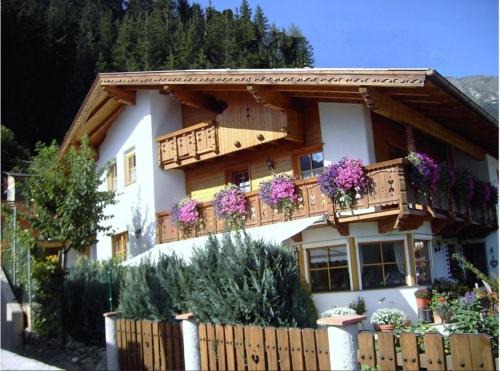 Medraz Apartment | Haus Unterweger: Pet-Friendly Retreat with Hot Tub & Kitchen