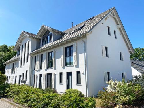 Thiessow Apartment | Pet-Friendly Haus Windrose: Balcony Retreat for Families