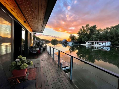 Rusovce House | Pet-Friendly Hausbót u rybára a kačky - Guest Rated 10/10