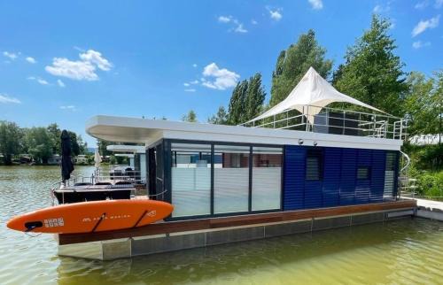 Godelheim Boat Rental | Experience Oceanfront Bliss at Hausboot Aquamarin