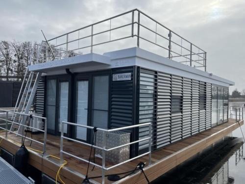 Oberhavel Boat Rental | Cozy Hausboot Bakerman with Ocean View & Family-Friendly Perks