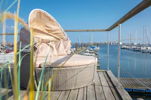 Burgstaaken Boat Rental | Pet-Friendly Hausboot Bosse with Oceanfront Views