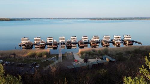 Bitterfeld Villa | Relax at Hausboot Elandi: Private Beach & Ocean Views