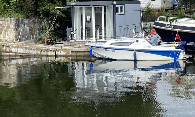 Otterndorf Boat Rental | Discover Hausboot-führerscheinfrei: Family and Pet Friendly
