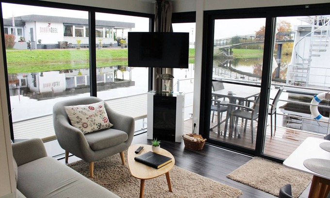 Bad Bederkesa Apartment | Relaxing Houseboat for 4 Guests in Bad Bederkesa