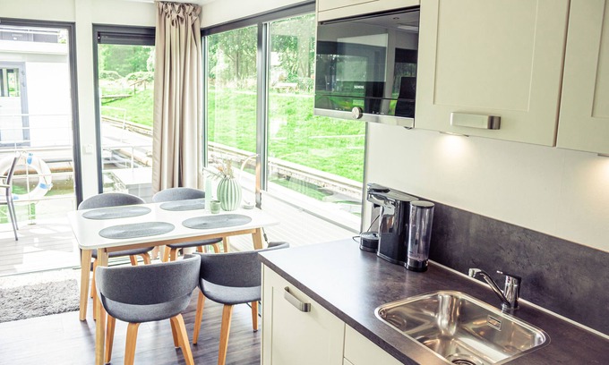 Bad Bederkesa Apartment | Cozy Houseboat for 4 Guests in Bad Bederkesa, Pet-Friendly
