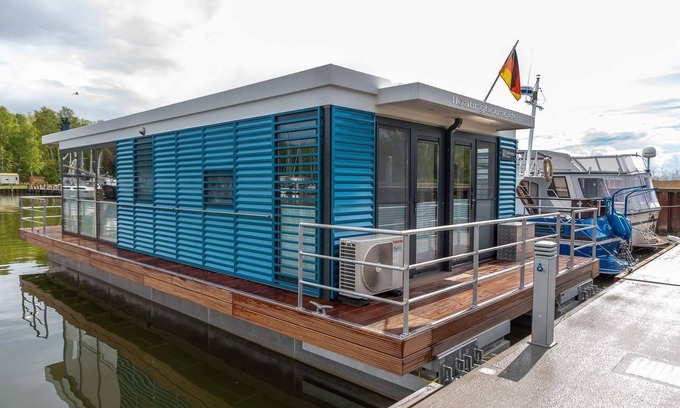 Peenemuende Apartment | Cozy Houseboat for 4 Guests in Peenemünde with Kitchen