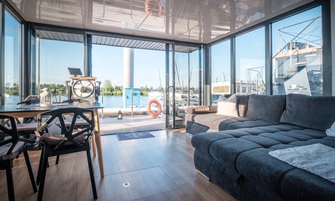 Ophoven Apartment | Inviting Houseboat for 6 Guests with Oceanfront Views
