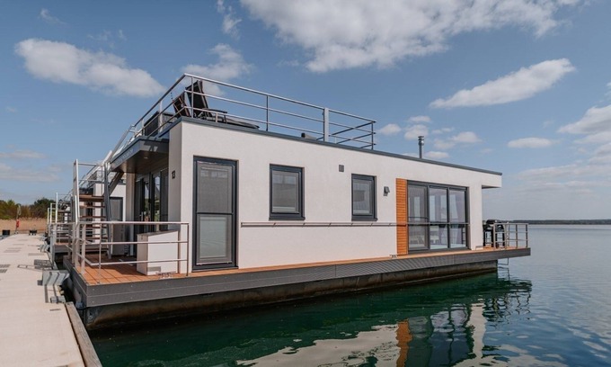 Vetschau/Spreewald Apartment | Cozy Houseboat for 4 with Kitchen and Ocean View in Vetschau