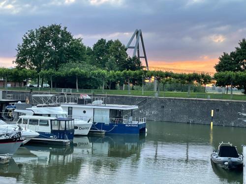Unterbilk Boat Rental | Relaxing Hausboot Iron Franz - Your Waterfront Escape Awaits