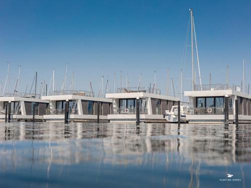 Laboe Apartment | Cozy Hausboot Floating Homes with Ocean Views in Laboe