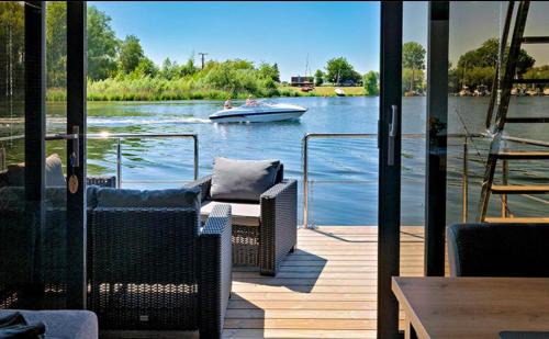 Weyhe Apartment | Oceanfront Hausboot La Mare Seeblick - Guest Rated 9.8
