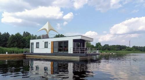Vetschau/Spreewald Boat Rental | Tranquil Hausboot Milan - Unmatched Oceanfront Experience