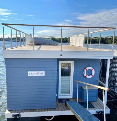 Luebeck House | Discover Hausboot Snowbird Lübeck with Inviting Sun Deck