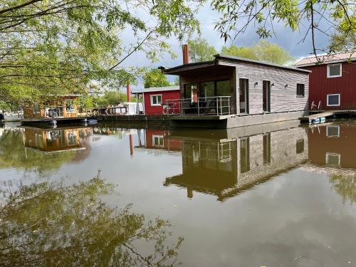Winsen House | Oceanfront Escape at Hausboot Stöckte - Guest Rated 9/10