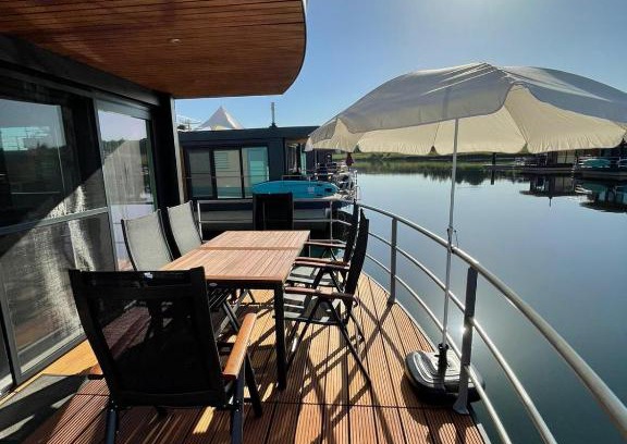 Klitten Apartment | Experience Hausboot Vroni with Oceanfront Views