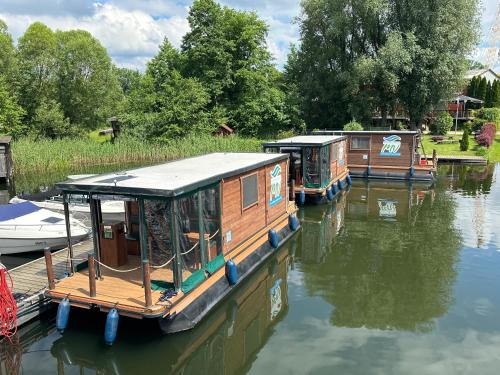 Priepert Boat Rental | Discover Pet-Friendly Comfort at Hausfloß D9-1