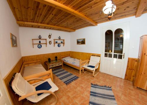 Palotabozsok House | Pet-Friendly Hauszmann Vendégház with Breakfast Included