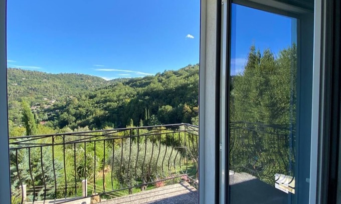 Le Bar-sur-Loup Apartment | Haut DE Villa: 2 Bedrooms, Balcony & Family-Friendly Amenities