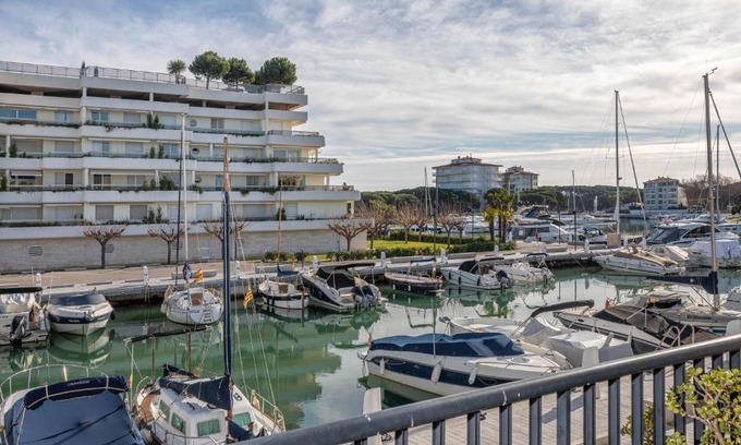 Platja d'Aro Apartment | Oceanfront Haven: Hauzify I Apartament Port Mar Awaits