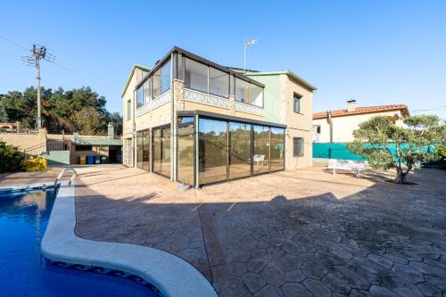 Llagostera House | Discover Hauzify I Casa Selvabrava: Oceanfront Family Retreat