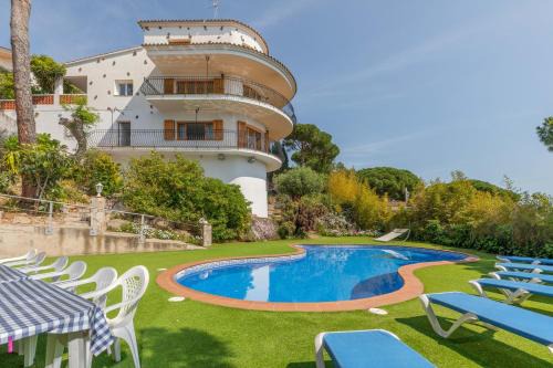 Castell-Platja d'Aro House | Beachfront Haven: Hauzify I Casa Suredes with Pool & Ocean View
