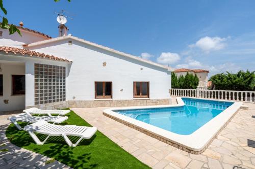 Vandellos i l'Hospitalet de l'Infant Villa | Experience Oceanfront Bliss at Hauzify I Villa Parc