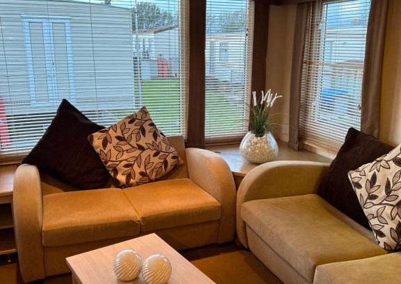 Clacton-on-Sea Other | Discover Havah's: Ocean View with Pool and Family Amenities