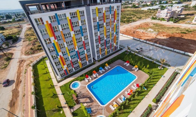 Kepez Apartment | Convenient Poolside Apartment Near the Airport